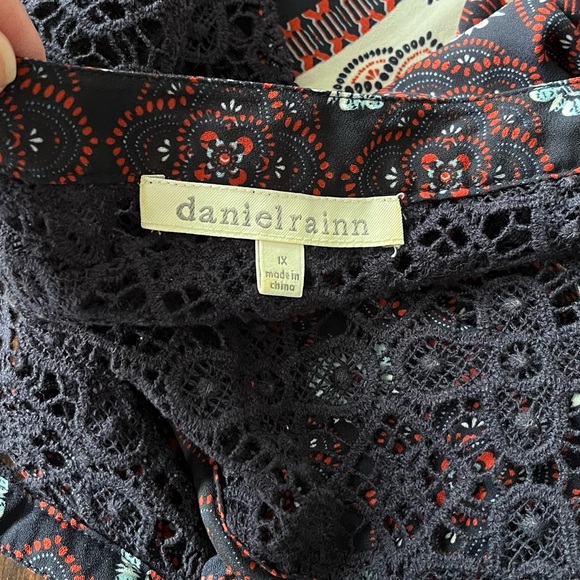 Daniel Rainn Lace detail Tank - Picture 5 of 5